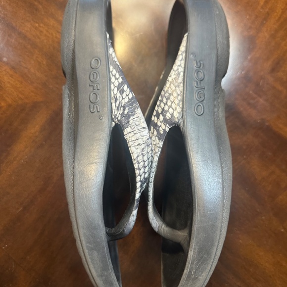 OOFOS OOlala Black Snakeskin Sandal - Picture 4 of 7